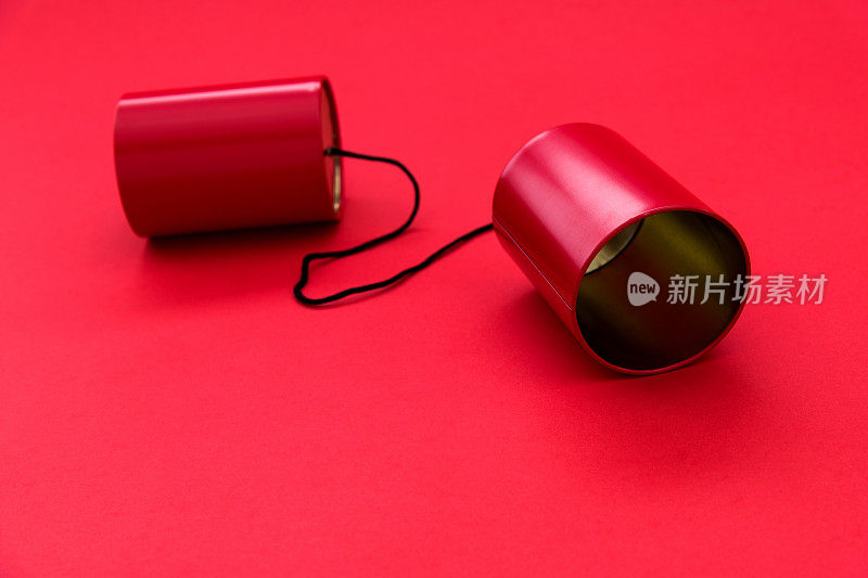 红色锡罐可以在红色背景上打电话