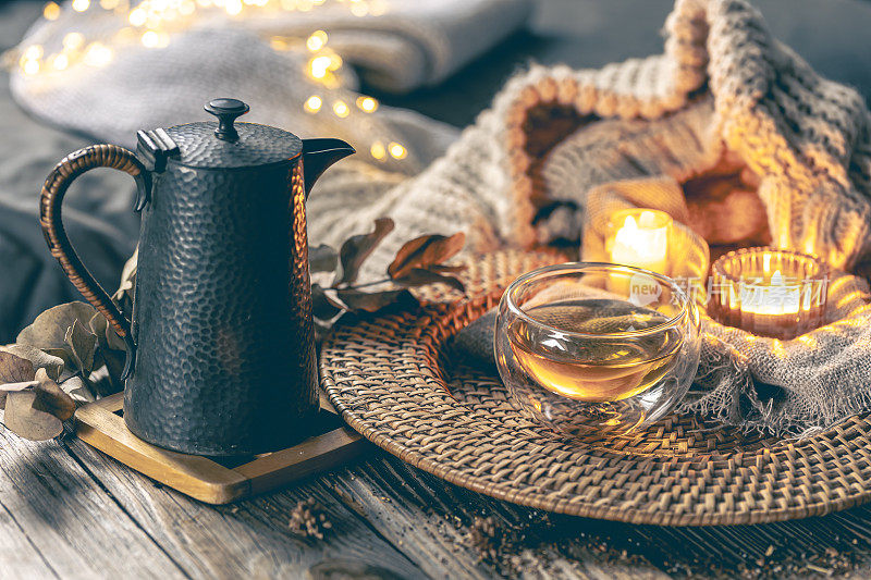茶壶、茶杯、蜡烛和针织元素组成舒适的家居。