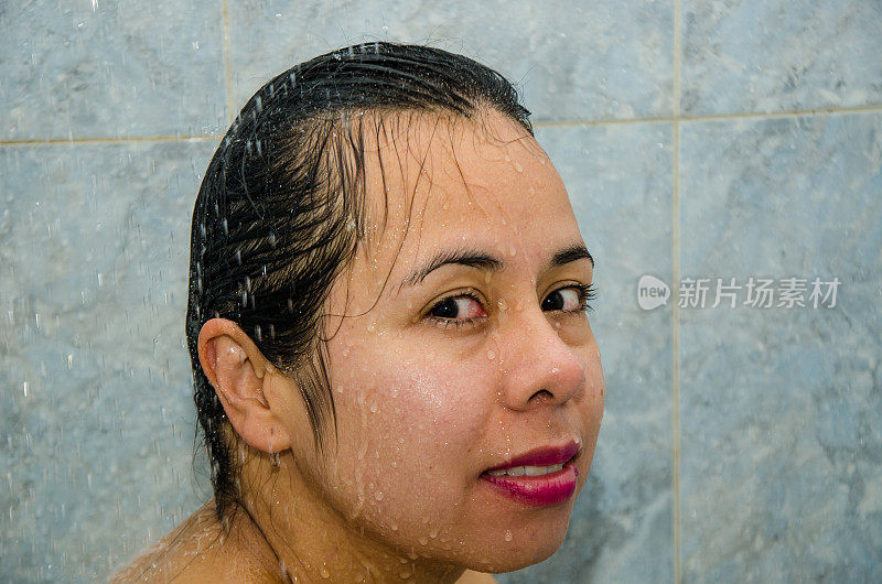 一个女人在家里的浴室里洗澡的画像