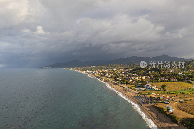 暴风雨后海上和海岸上空的彩虹鸟瞰图