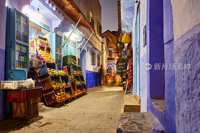 摩洛哥舍夫沙万市夜晚狭窄的街道上挤满了商店