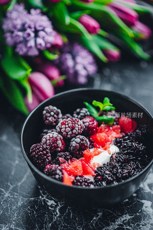 黑米，黑莓和葡萄柚碗