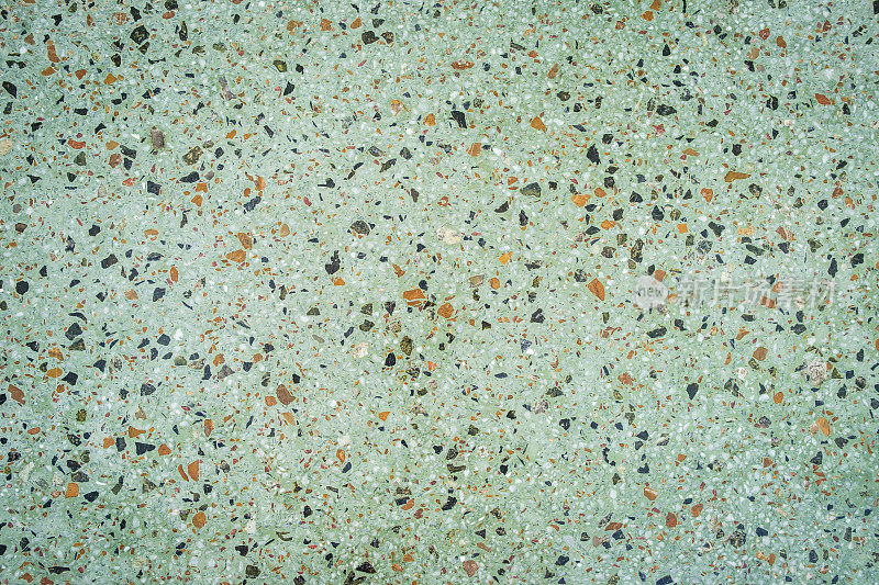 绿色和橙色马赛克瓷砖地板