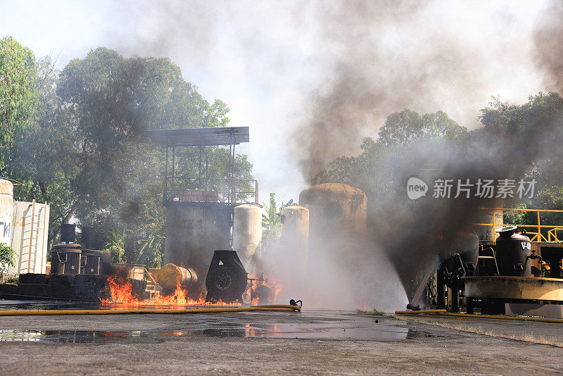 高级消防员实践或培训，消防员与火焰搏斗