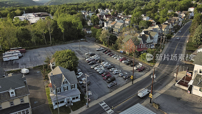 填满的停车场毗邻历史街区沿主要街道在沃尔纳波特，宾夕法尼亚州