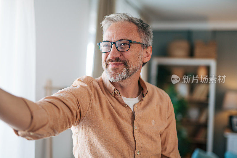 一位中年男子坐在窗边，透过窗户往里看。