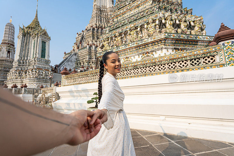 跟着我的概念。亚洲女性在曼谷的笏阿仑寺游玩