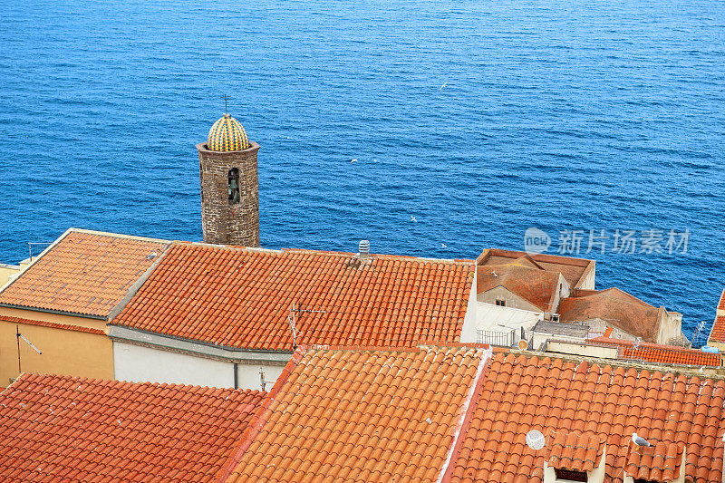 意大利撒丁岛，萨多城堡的钟楼和屋顶
