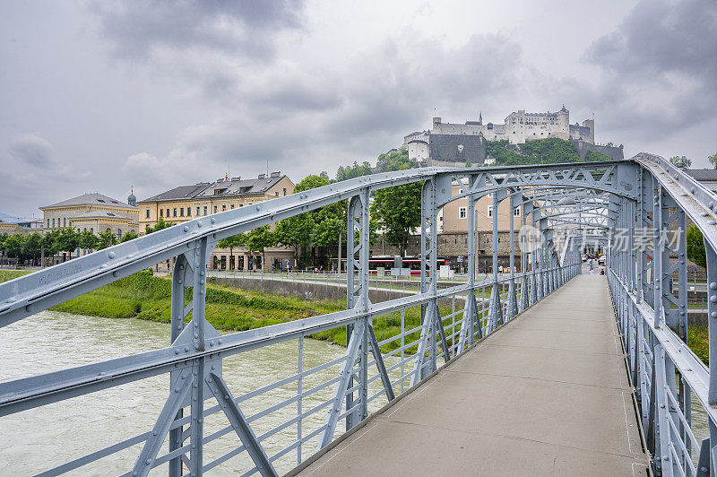 萨尔茨堡萨尔扎克河上的莫扎特桥