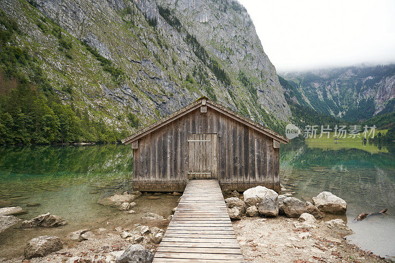 巴伐利亚阿尔卑斯山的奥伯湖，有一座木制船屋