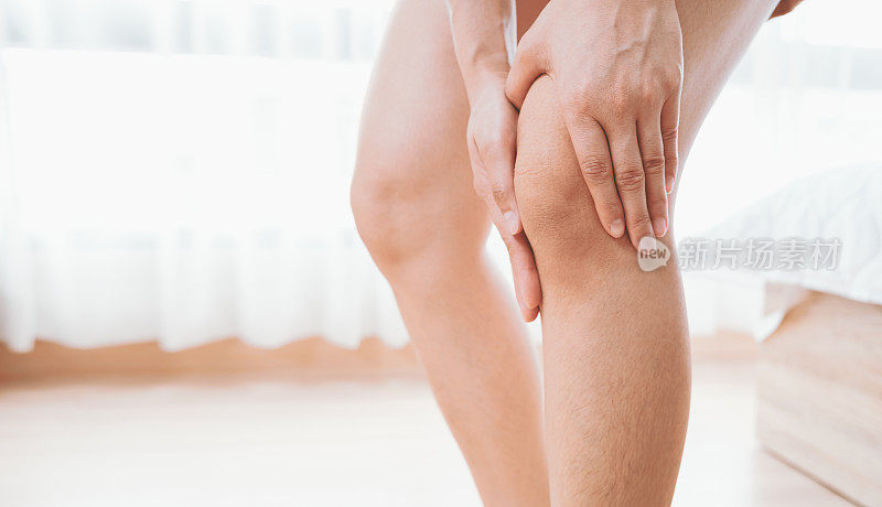 女人的手触摸她的膝盖区域。膝部骨痛、外伤或韧带撕裂。医疗保健和医疗概念