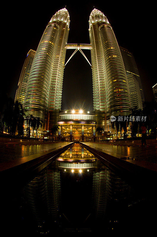 标志性的双子塔，位于马来西亚首都的金融商业区KLCC。