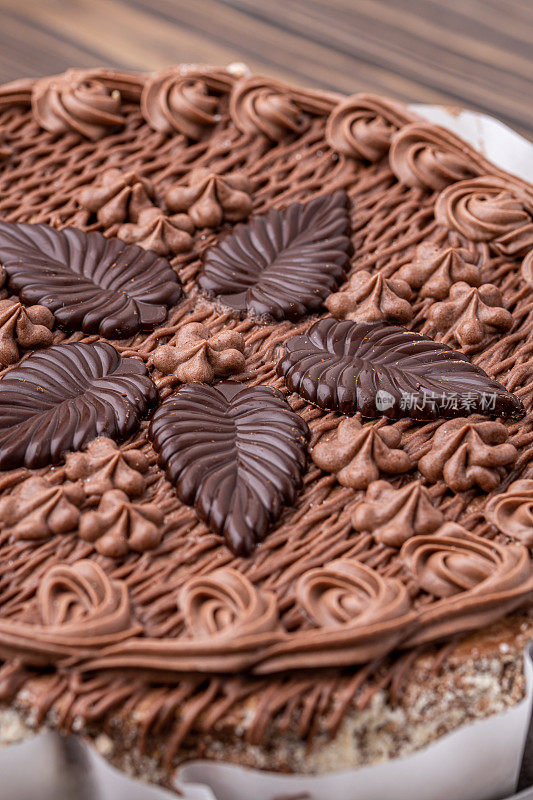 巧克力蛋糕淋上巧克力甘纳许。三层巧克力蛋糕的正面图。