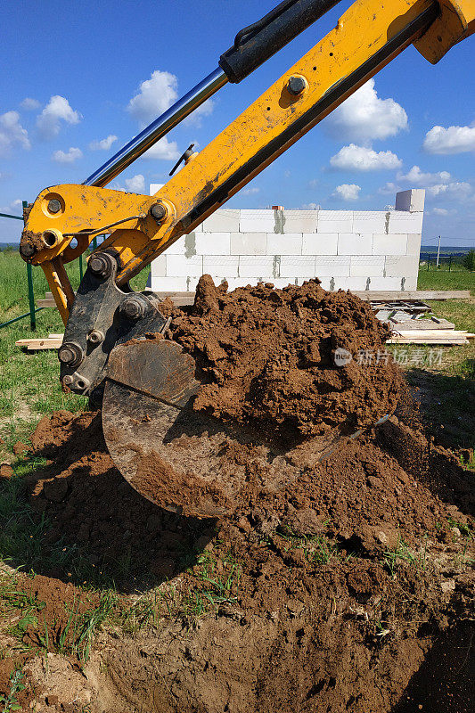 黄色挖掘机挖沟、施工用汽车设备。