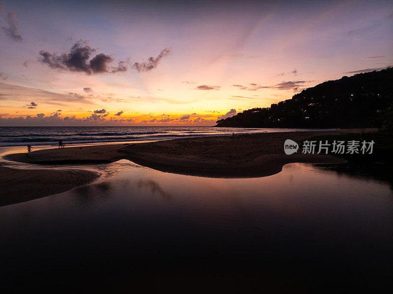 鸟瞰日落天空，自然美丽的光日落或日出在海上，多彩的戏剧性雄伟的景色日落天空与惊人的云和波浪在日落天空自然轻云的背景