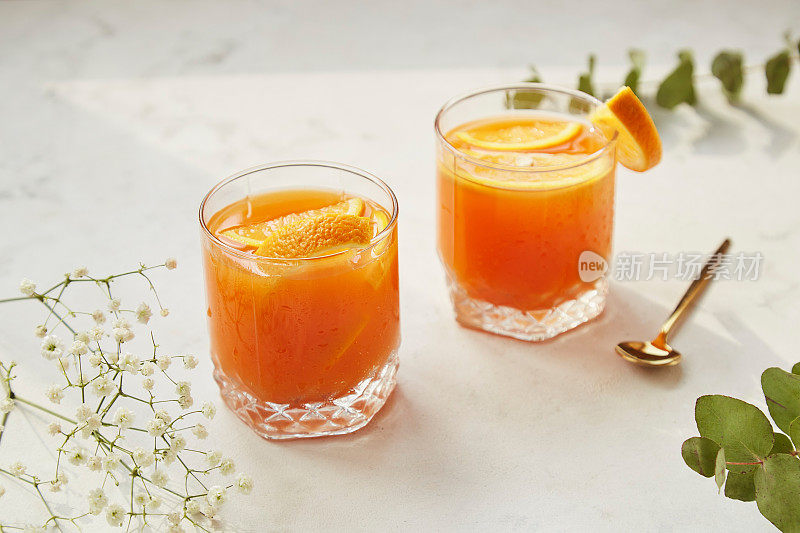 清新美学维他命夏日鸡尾酒与柑橘类水果，低酒精，零proof饮料的概念。时尚的阴影和阳光