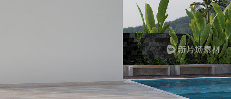 一个现代美丽的家庭露台与游泳池，空的白墙模型，和热带植物。