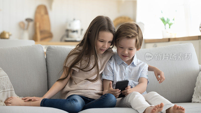 两个好奇的Z世代小孩在用手机