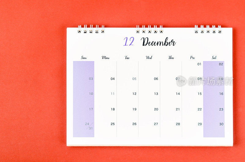 2023年12月的日历台，供组织者计划和提醒，红色背景。