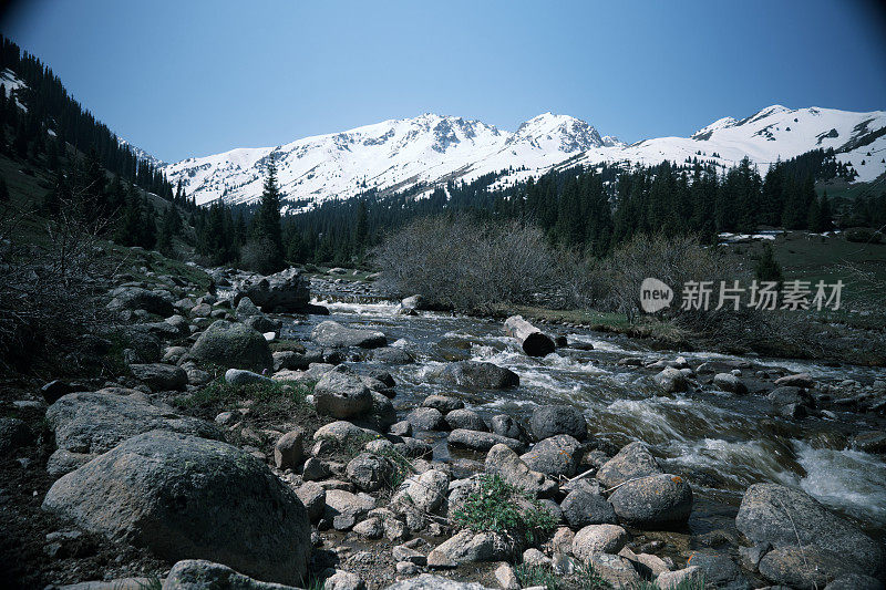 山间河流