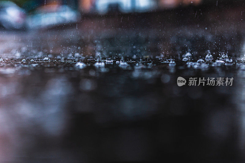 沥青路上的雨滴。大雨。多雨的天气