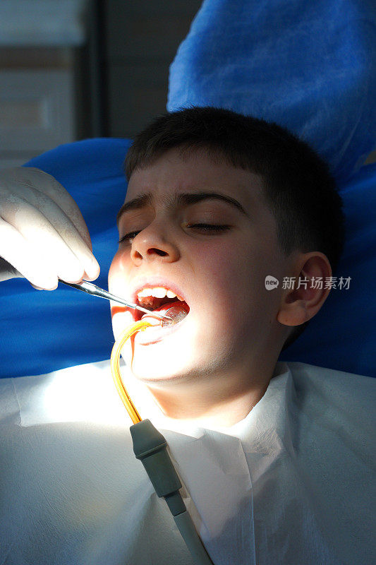一个男孩正在做牙科手术，他很害怕