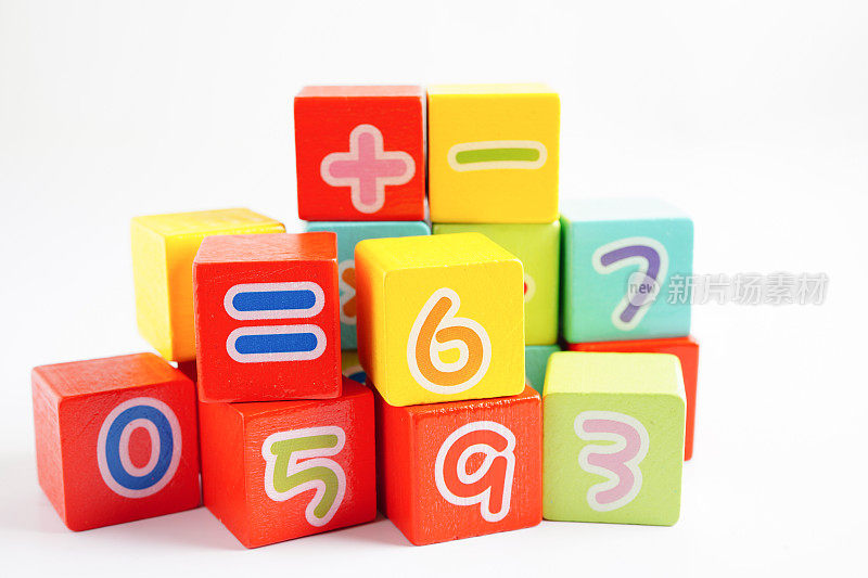 数字木块立方体用于学习数学，教育数学概念。