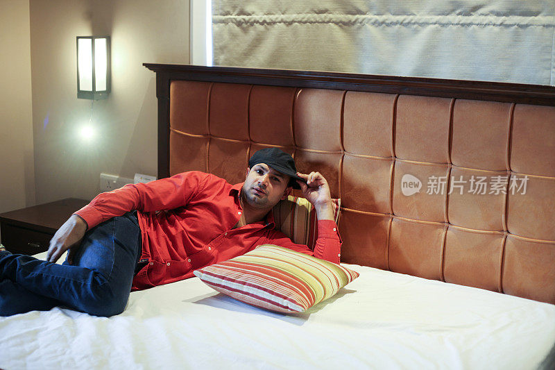 度假期间，男人躺在豪华酒店的床上
