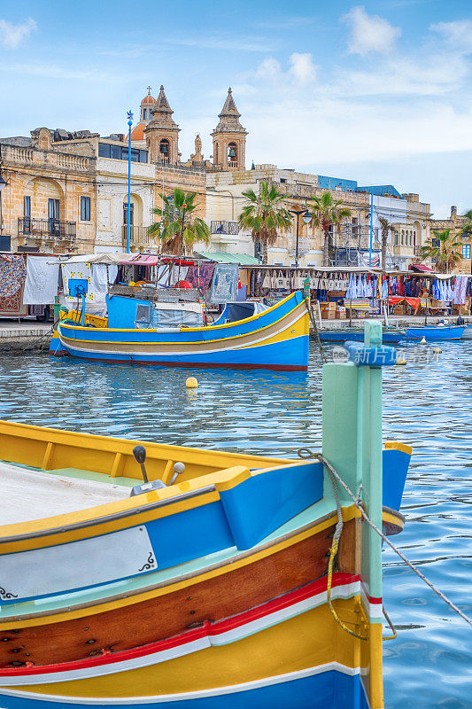 Marsaxlokk村五颜六色的传统渔船