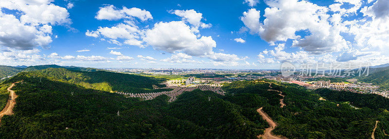 山区风力发电航拍图