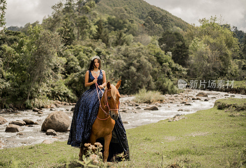 年轻女子在河边骑马，她穿着quinceañera裙子，头上戴着头饰