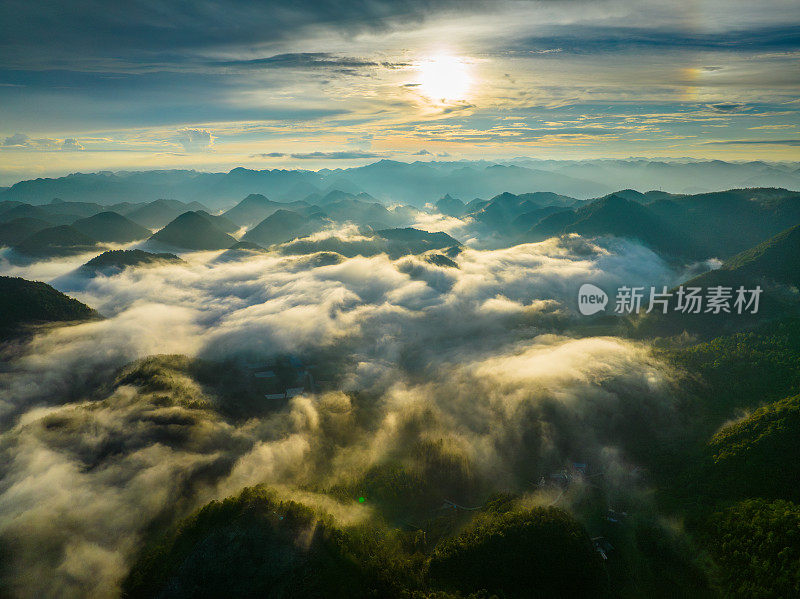 山与雾和雾在早晨