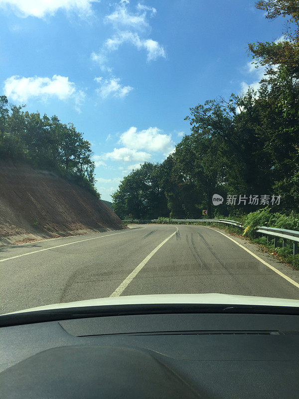 在森林和乡村道路上行驶