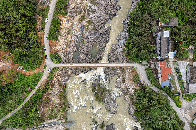 鸟瞰图，一座桥横跨岩石河道和河水