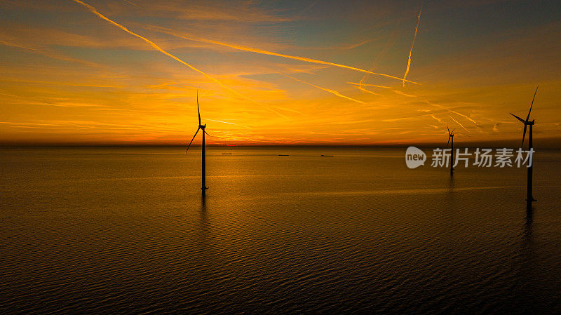 无人机拍摄的海上风力涡轮机与戏剧性的天空