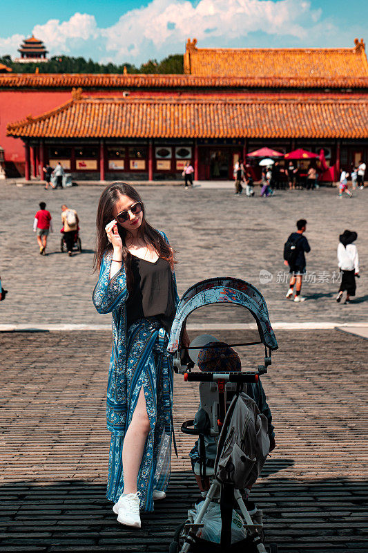 在北京紫禁城午门，一位身着传统服装的美女正在拍照