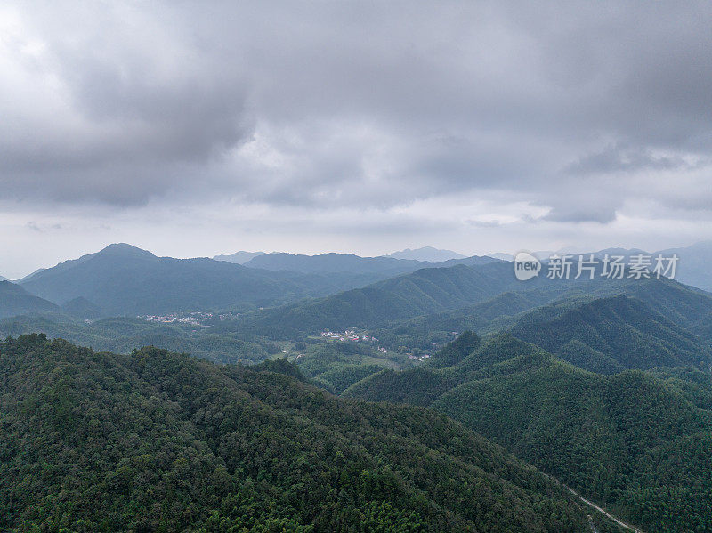 山路在山间