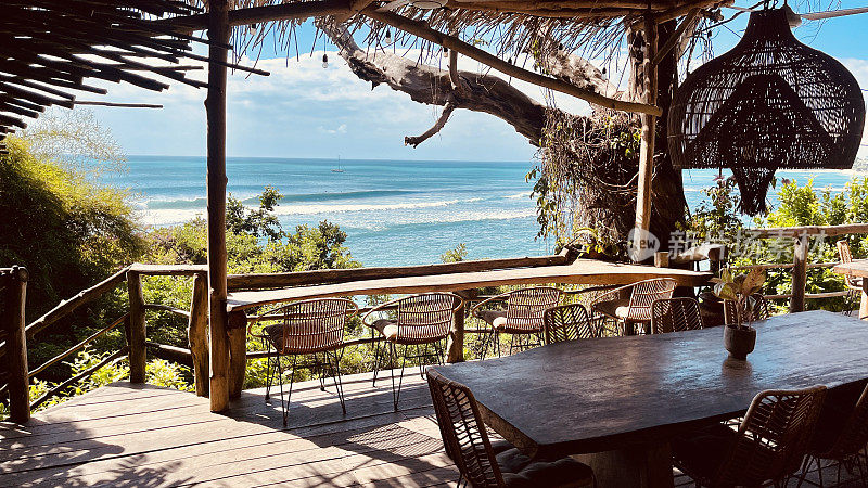 餐厅在不可能的海滩Uluwatu巴厘岛