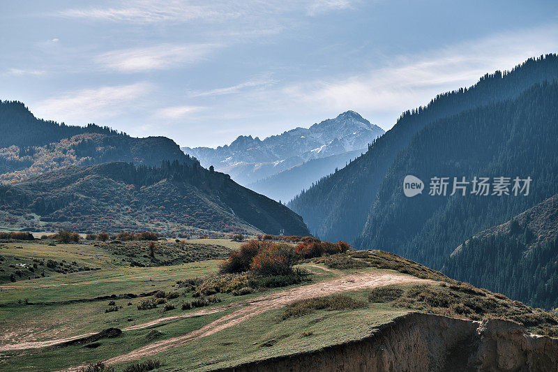 山里的秋天。10月的风景斜坡广角镜头