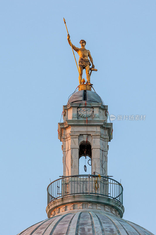 罗德岛州议会大厦顶上的雕像