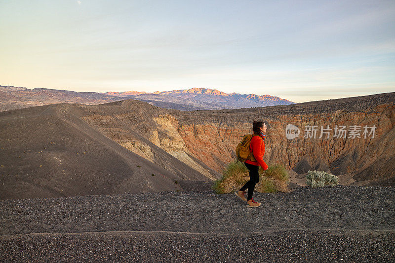 在美国加利福尼亚州死亡谷国家公园的乌贝赫比火山口边缘行走。