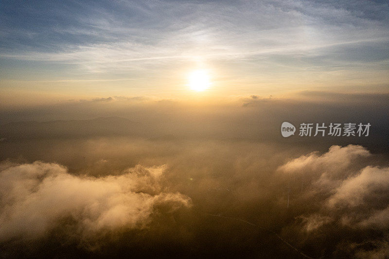 日落时分，森林山顶上的风力涡轮机