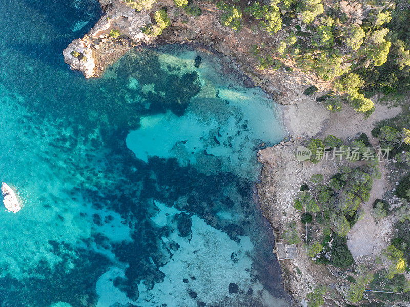 西班牙巴利阿里群岛马略卡岛最佳海滩的无人机视图