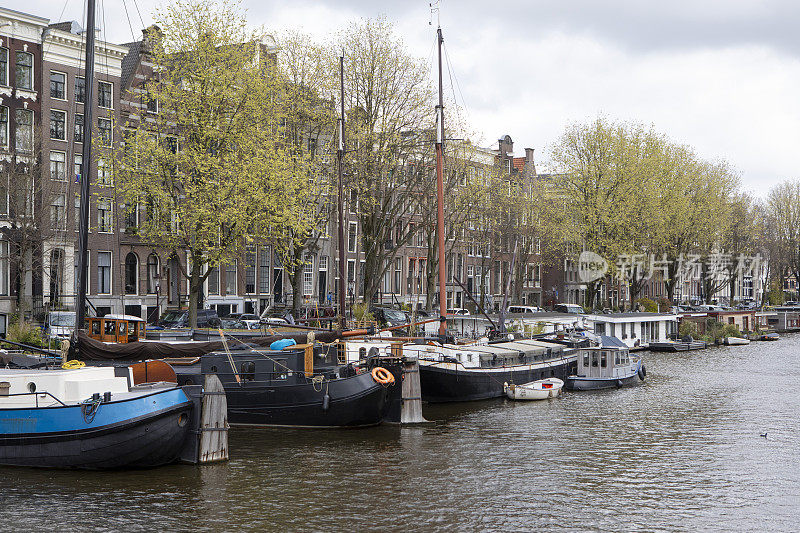 阿姆斯特丹的运河船和联排别墅