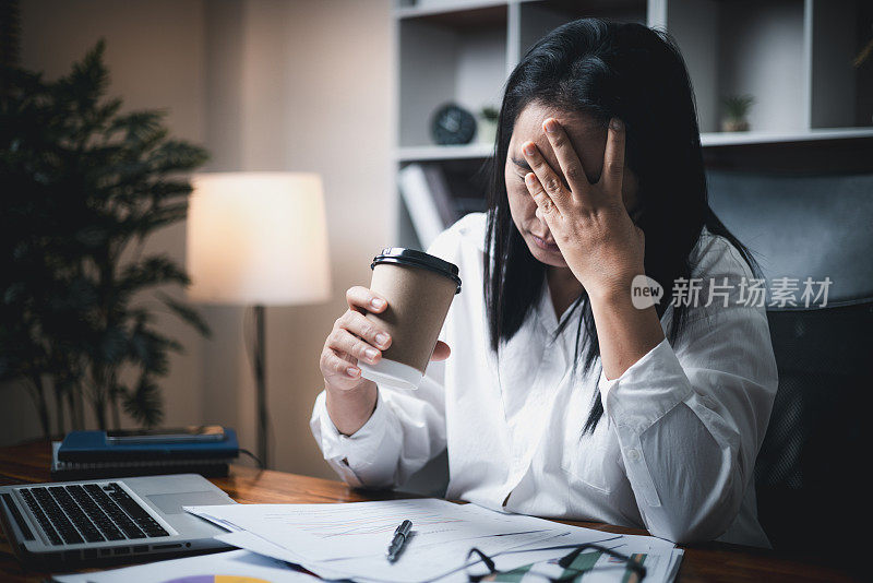 一名女性在工作场所与抑郁和压力作斗争，突出了专业人士面临的挑战。这张图片捕捉到了在公司环境中心理健康对员工的影响。