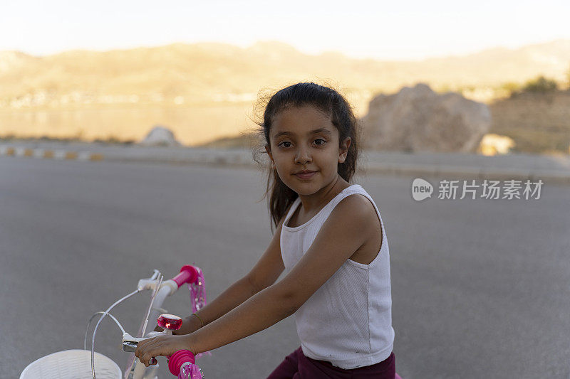 一个女孩骑着自行车。