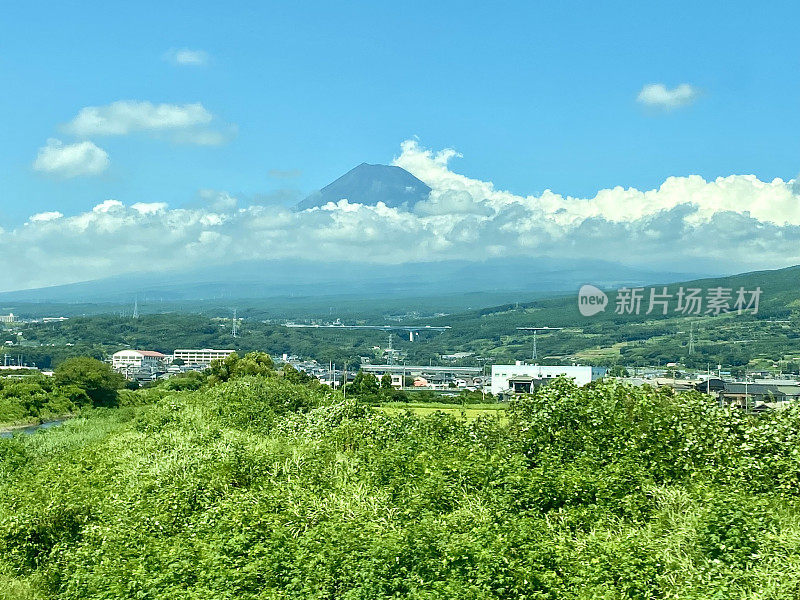 日本——新干线上的富士山