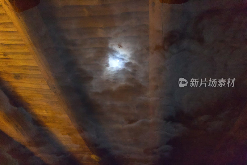 月亮和云彩在天花板上