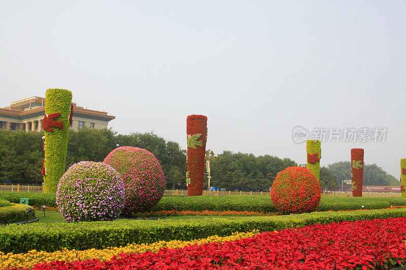 北京天安门广场，花坛图腾柱