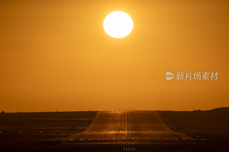日落时的机场跑道。